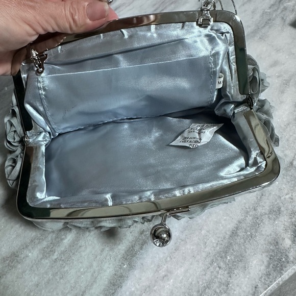 Elegant Silver Floral purse - Picture 2 of 4